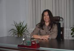 Kendi şarkısını kendi söyledi.