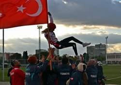 GÜMÜŞLE DÖNDÜLER