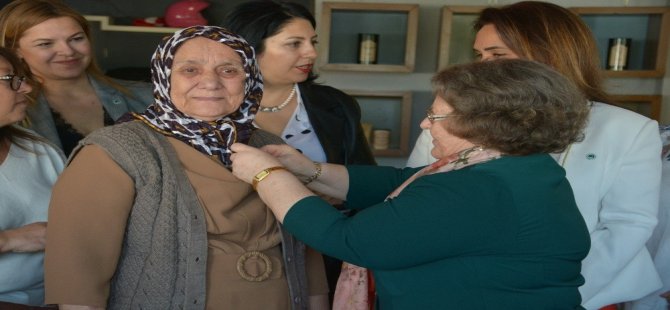 Türk Anneler Derneği’ne Yeni Katılan 40 Üyeye Rozet