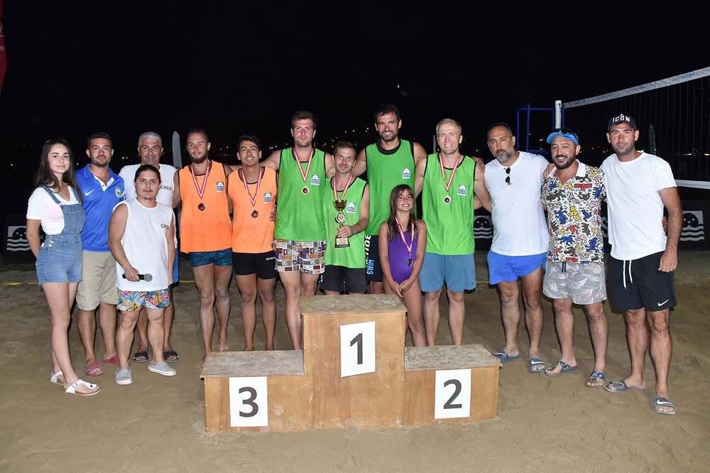 YENİFOÇA’DA PLAJ VOLEYBOLU HEYECANI