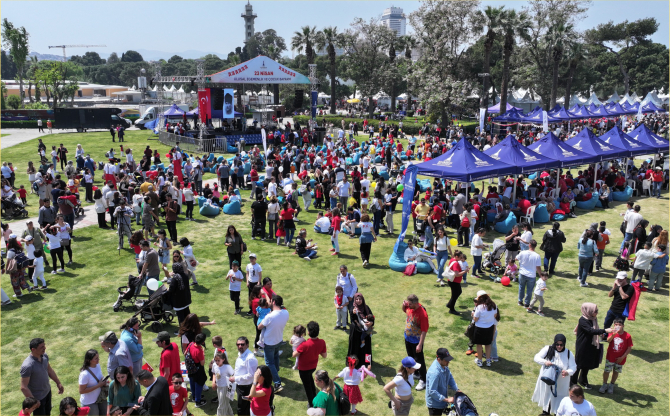 23 Nisan neşesi tüm İzmir'i sardı
