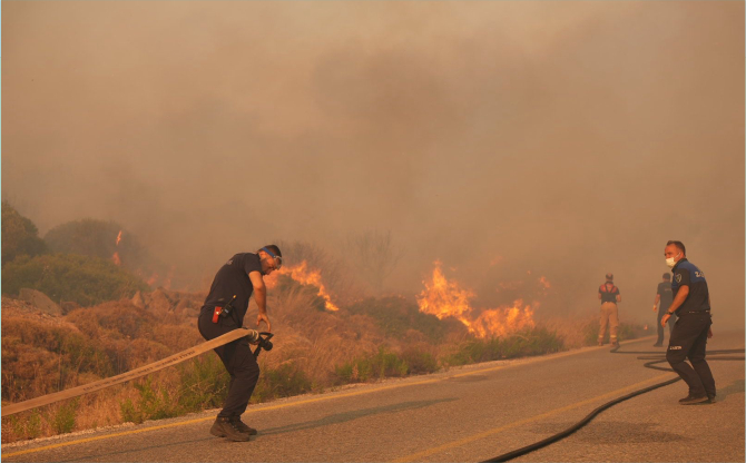 Çeşme’de yangınla mücadele sürüyor