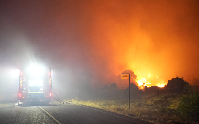 Çeşme’de yangınla mücadele sürüyor