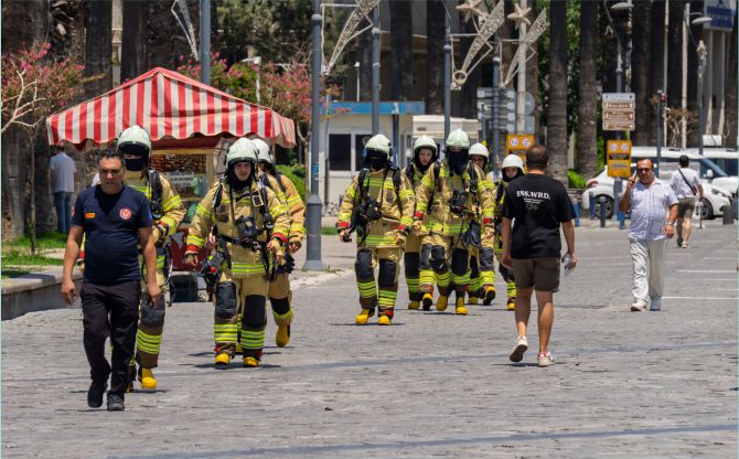 İzmir İtfaiyesi yangınlara dikkat çekmek için sokağa indi