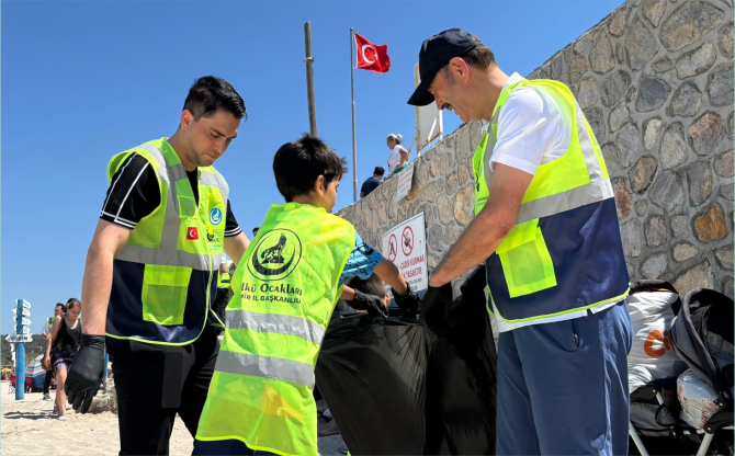 İzmir Ülkü Ocakları'ndan Sahillerde Eş Zamanlı Temizlik