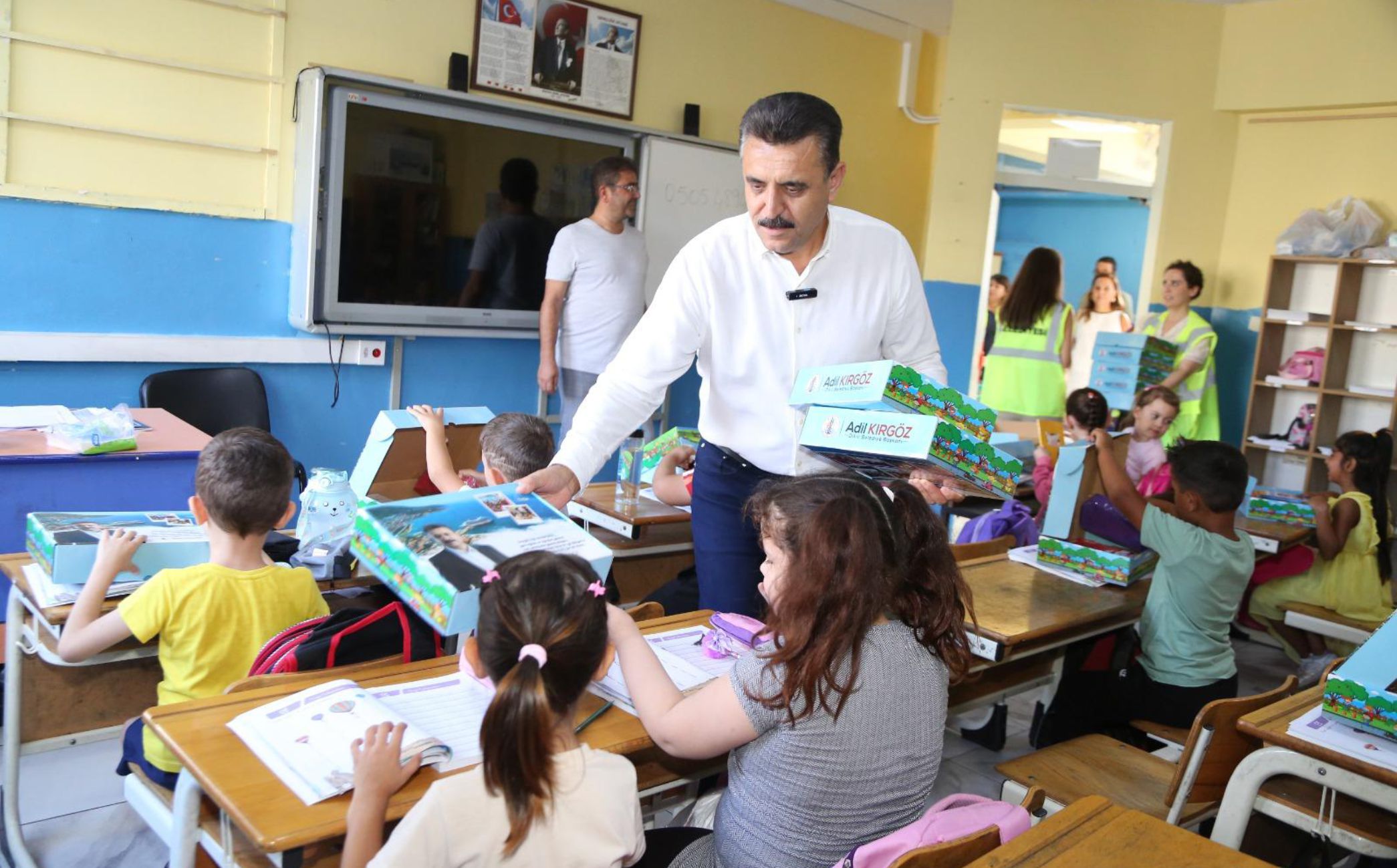 Dikili Belediyesi’nden minik öğrencilere eğitim seti desteği