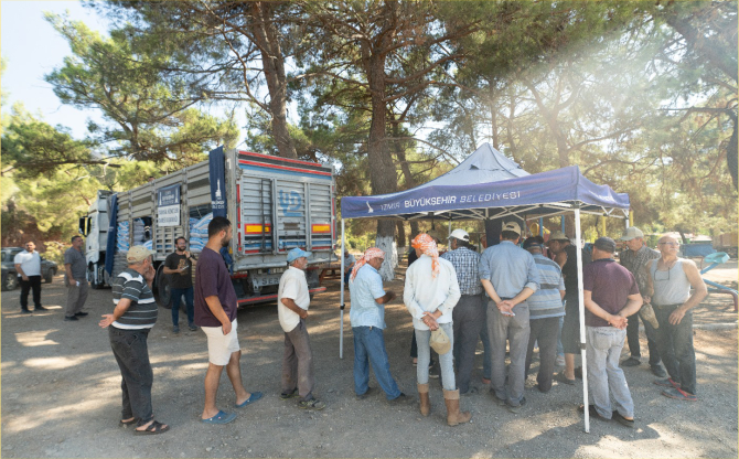 Büyükşehir’den yanan köylere 40 tonluk yem desteği