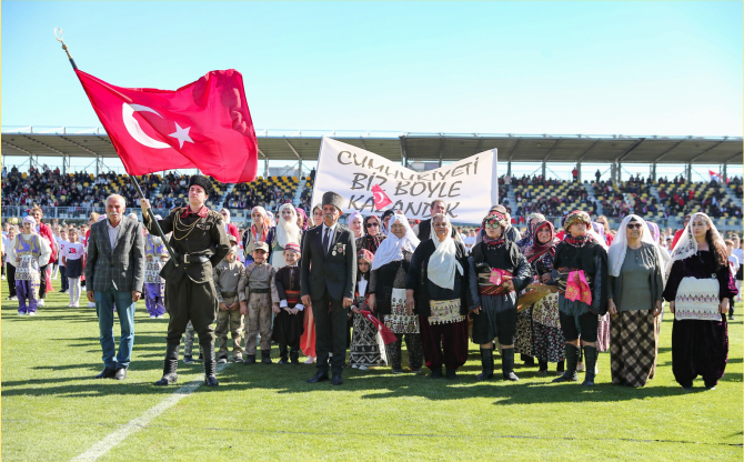 Aliağa Atatürk Stadyumu'nda Cumhuriyet Coşkusu