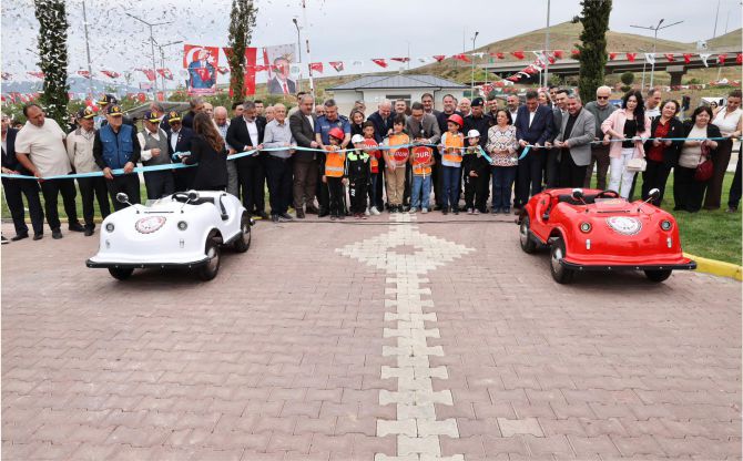Menemen'de çocuklar için trafik eğitim parkuru açıldı