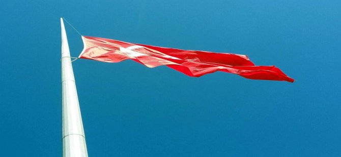 Aliağa Belediyesi Dev Türk Bayraklarını Yeniledi