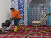 Aliağa’da Cami Halıları Yerinde Yıkanıyor