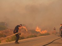 Çeşme’de yangınla mücadele sürüyor