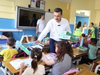 Dikili Belediyesi’nden minik öğrencilere eğitim seti desteği